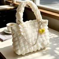 Porte-clés décoratif à breloque en perles blanches avec pendentif cœur perlé tendance, double anneau et chaîne de sac, attache à ressort