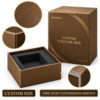 Boîte rigide pour parfum en papier texturé bronze 10x10x14cm, avec insert en mousse surélevé, fermeture magnétique, lamination brillante