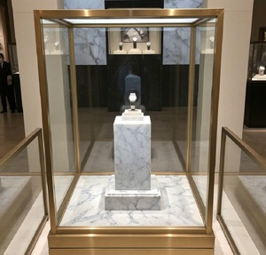 Espositore per Orologi di Lusso Personalizzato, Piedistallo in Marmo Bianco Premium e Cornice in Acciaio Inossidabile Dorato - Product Image 1