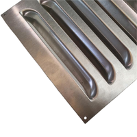 Grille de ventilation carrée moderne en aluminium perforé pour bâtiment de bureaux, avec installation facile