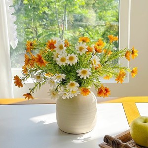 Fleurs de marguerites artificielles Kch dans un vase en porcelaine blanche pour la décoration de la maison, du salon et de la table à manger - Product Image 2
