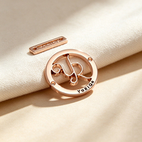 Étiquette métallique plaquée or rose, logo personnalisé, plaque en métal gravée pour vêtements féminins, sacs à main, décorations de mode