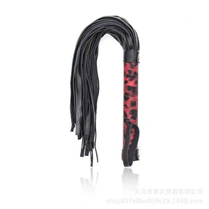 Látigos al por mayor con estampado de leopardo rojo, accesorios de escenario, látigos cortos para entrenamiento, látigos eróticos alternativos para parejas y entrenamiento SM. - Product Image 1