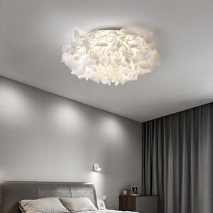 Lampe de chambre à coucher de conception italienne avec des pétales simples, chaleureux et romantiques, lampe de plafond nordique pour chambre principale, célèbre sur internet. - Product Image 4