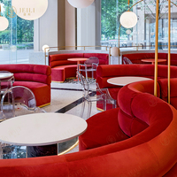 Ensemble de meubles de restaurant avec table ronde et chaises de style design moderne, banquette ronde en tissu à un seul côté pour café