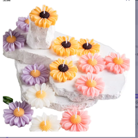 Kreative Kamillenblüten-Duftkerzen in verschiedenen Farben, kleine Gänseblümchen für ein romantisches Abendessen mit Kerzenlicht.
