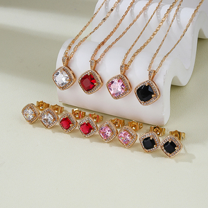 Set di Gioielli di Tendenza all'Ingrosso con Collana e Orecchini Placcati Oro 18k e <span class=keywords><strong>Zirconia</strong></span> Cubica da Donna - Product Image 2
