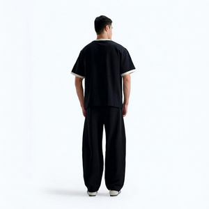 เสื้อยืดโอเวอร์ไซส์สีดำสำหรับผู้ชาย แขนสั้น คอกลม แต่งขอบตัดกัน ผ้าฝ้ายเจอร์ซีย์ 100% เป็นมิตรกับสิ่งแวดล้อม ป้องกันรอยยับ น้ำหนัก 240 กรัม สไตล์มินิมอล - Product Image 2
