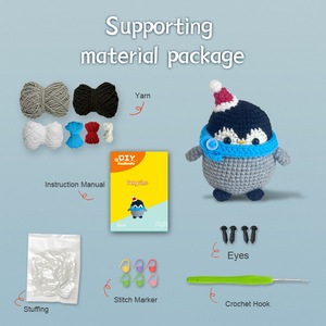 Kit per un pinguino natalizio all'uncinetto - Condividi la gioia del lavoro artigianale in compagnia e crea una tradizione natalizia speciale con i tuoi cari - Product Image 2