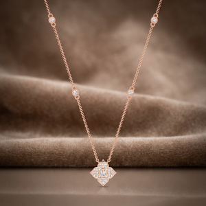 Colgante de Diamante Cultivado en Laboratorio con Corte Redondo y Diseño Floral de Trébol, con Detalles en Bisel, en Oro de 10K, 14K, 18K, Plata 925 y 935 - Product Image 1