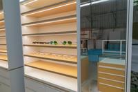 Vitrine murale moderne pour magasin de détail avec étagères lumineuses LED, présentoir verrouillable pour cosmétiques, pharmacie, boutique mobile