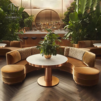 Ensemble de meubles modernes pour restaurant et café, table ronde en marbre, chaises en velours orange avec pieds en métal, banquette en velours pour café