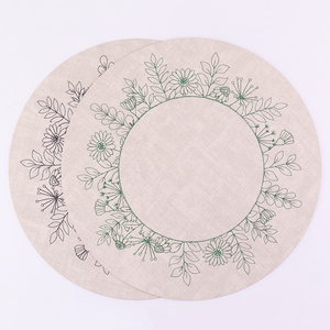 Tovaglietta Rotonda Lavabile in Similpelle con Ricamo Botanico, Tappetino da Tavolo con Ghirlanda Floreale per Ristoranti, Colore Personalizzabile - Product Image 1