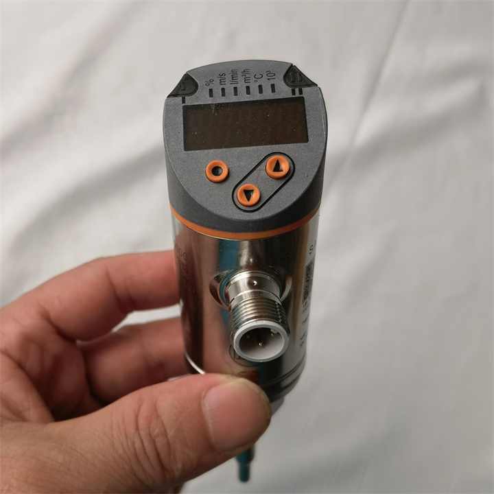 A5000 IFM Flow Meter, 4-digit Display, 4wire DC thumbnail-2