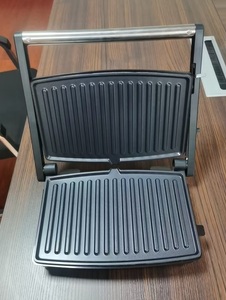 Griglia elettrica Panini Grill in acciaio inossidabile a 4 fette aperta a 180 gradi - Product Image 6