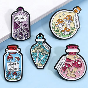 Colgante de insignia de estudiante con diseño de hongo y poción mágica, de metal esmaltado personalizado, ecológico, divertido, pequeño regalo - Product Image 1