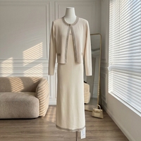 Ensemble deux pièces en tissu tricoté effet diamant, comprenant une veste à manches longues, une camisole et une jupe longue. Faible MOQ 2 pièces.