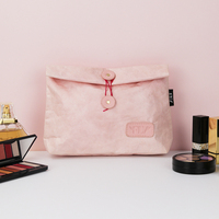Pochette de maquillage FULAIYA personnalisée avec logo, en Tyvek écologique, grande, pour voyage et usage quotidien, avec fermeture à rabat, poignée souple, élégante et portable.