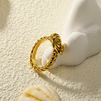 Schicker Ring mit gedrehtem Knotendetail und geflochtener Textur, aus Edelstahl, 18K vergoldet, anlaufgeschützt, für den Alltag.