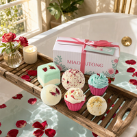 Bak Mandi Busa Spa Organik Buatan Tangan Vegan dengan Minyak Esensial, Bunga Mawar Kering, dan Aroma Cupcake Mewah