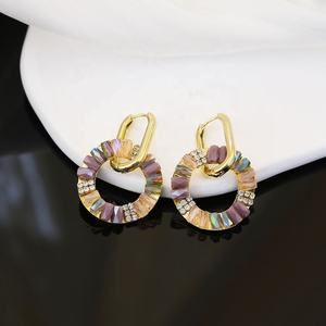 Boucles d'oreilles clous de mode haut de gamme de style européen et américain, polyvalentes, rétro, cercles colorés, accessoires d'oreille avec une touche de luxe léger, vente en gros - Product Image 3