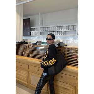 Sudadera con Capucha de Seda Negra de Alta Calidad para Mujer, Estilo Diario con Cremallera Bordada y Estampado Frontal - Product Image 3