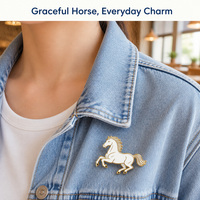 Broche en émail personnalisée, motif cheval blanc mignon, contour doré, galop, papillon, vente en gros, OEM, ODM, marque privée