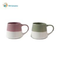 Mug Teh/Kopi Keramik Stoneware 450ml dengan Logo Debossed Custom Grosir, Termasuk Tutup dan Sendok, Alas Alami, Aman untuk Microwave dan Mesin Cuci Piring, Cocok untuk Hadiah