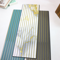Panneaux muraux en PVC ignifuge, plastique noir, panneaux muraux intérieurs en bois, revêtement mural et de plafond en PVC imperméable, panneau de revêtement