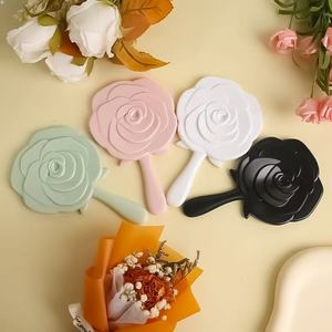 Một cô gái cầm dụng cụ trang điểm và một chiếc gương nhỏ, mang theo gương trang điểm cầm tay - Product Image 5