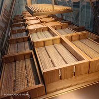 Vitrine d'îlot de boulangerie personnalisée avec cadre en bois et verre trapézoïdal incliné pour pâtisserie