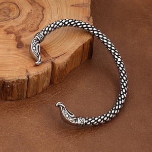 สร้อยข้อมือสแตนเลสสตีล ลายหัวมังกร สร้อยข้อมือสไตล์ไวกิ้งสำหรับผู้ชาย แข็งแรง ทนทาน ย้อนยุค คุณภาพสูง เครื่องประดับโลหะหนักสไตล์วินเทจ - Product Image 4