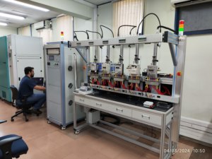 Comprobador de medidores trifásicos de sobremesa de 5 metros, precisión 0.5, protección IP55, fuente de alimentación de 1000W - Product Image 1