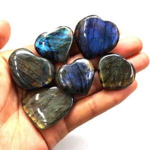 Flashy Labradorite Gemstone Coeurs gonflés Pierres d'amour polies lisses avec des couleurs spectrales pour la méditation de guérison et un décor élégant - Product Image 1