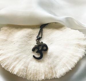 Collier Om en acier inoxydable pour homme, bijoux inspirants, énergie mystique et cadeau spirituel pour mon <span class=keywords><strong>professeur</strong></span> <span class=keywords><strong>de</strong></span> <span class=keywords><strong>yoga</strong></span>, symbolique pour les bouddhistes - Product Image 3