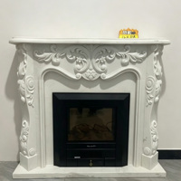 Manteau de cheminée en marbre blanc, directement de l'usine, avec un encadrement complexe sculpté à la main (acanthe et motifs floraux) pour la décoration résidentielle