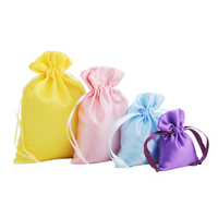 Sacs de lingerie en satin rose avec logo personnalisé, imprimés à l'écran, sacs cadeaux, pochettes, cordon de serrage doux pour cheveux