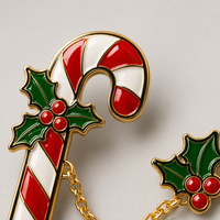 Broches en émail souple motif canne à sucre, pendentif houx, chaîne dorée, bijoux de Noël, broches fantaisie, badges personnalisés, épingles de revers – Vente en gros