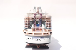 โมเดลเรือสำราญ Symphony of the Seas ของ GIA NHIEN รุ่นพรีเมียม ทำจากไม้แกะสลักและทาสีด้วยมือ สำหรับตกแต่งบ้านหรือสำนักงานสไตล์ทะเล - Product Image 2