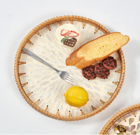 Plateau de service élégant en rotin avec incrustation de perles, base en bois écologique et durable, panier en osier pour le rangement et la présentation des aliments