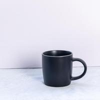 Service de vaisselle en céramique noir mat écologique et durable, design nordique, compatible four, assiettes, bols et tasses