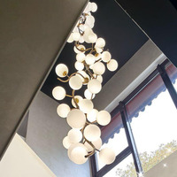 Lampe suspendue longue et créative de style postmoderne, luminaire suspendu unique pour l'entrée d'une villa duplex, la réception d'un restaurant et une galerie
