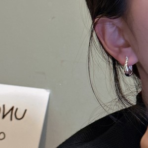 ต่างหูแฟชั่นสไตล์เกาหลีสีเงินสเตอร์ลิงแบบเรียบง่าย S925ออกแบบให้เป็นช่องใส่น้ำหอมที่อุดหูเครื่องประดับผิวสัมผัส - Product Image 4