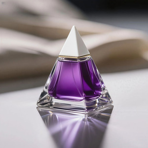 Envase de Perfume de Lujo con Logotipo Personalizado de Fábrica Directa, Botella de Vidrio con Atomizador, 30 ml, 50 ml, 100 ml, Forma Triangular, Transparente, Reutilizable con Atomizador - Product Image 5