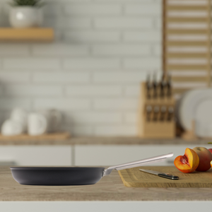 Padella Italiana Nera da 28cm in Alluminio Forgiato con Rivestimento Antiaderente in Ceramica, Base per Induzione e Manico in Acciaio Inossidabile - Product Image 5