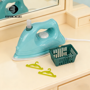 2-14 साल की उम्र के लिए बच्चों के ब्लू मिनी आयरन खिलौने सिलिकॉन और प्लास्टिक सामग्री को बैटरी की आवश्यकता नहीं - Product Image 4
