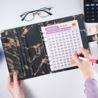 Système d'enveloppes cadeaux pour le Défi 100 Jours avec couverture en similicuir, 50 feuilles à reliure à anneaux pour la planification budgétaire en espèces