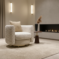 Sofá Blanco para Salón Tapizado en Terciopelo con Decoración de Acero Inoxidable Dorado para Sala de Estar de Villa o Casa de Huéspedes