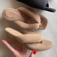 Tongs compensées à bout rond et à logo personnalisé, tongs de plage pour l'été, sandales à talons hauts gonflables en fourrure pour femmes