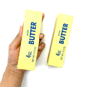 Giocattolo Morbido a Lenta Risalita in PU a Forma di Burro di <span class=keywords><strong>Medie</strong></span> Dimensioni, Giocattoli Mochi Quadrati a Forma di Blocco di Burro, Stampa Latte Giallo, Alimenti Simulati - Product Image 1